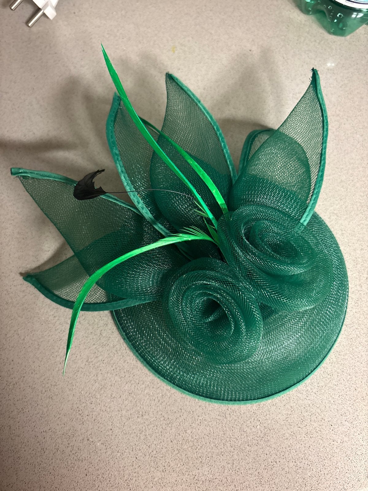 Elegante groene fascinator voor speciale gelegenheden, Ophalen of Verzenden, Zo goed als nieuw, One size fits all, Hoed