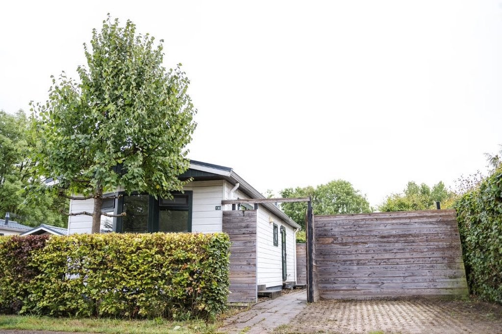 Recreatiechalet Betuwe | Eigen grond | Verhuur mogelijk, 2 slaapkamers, Recreatiepark, Tuin, Gelderland en Veluwe
