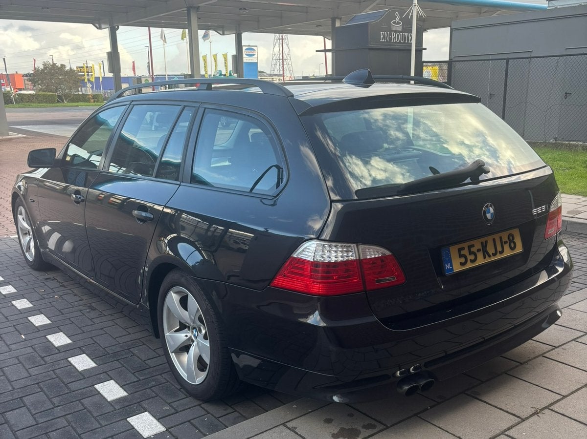 BMW 525i E61 Touring 6-cilinder Automaat Panodak Leder, Achterwielaandrijving, 2000 kg, Leder, Stationwagon