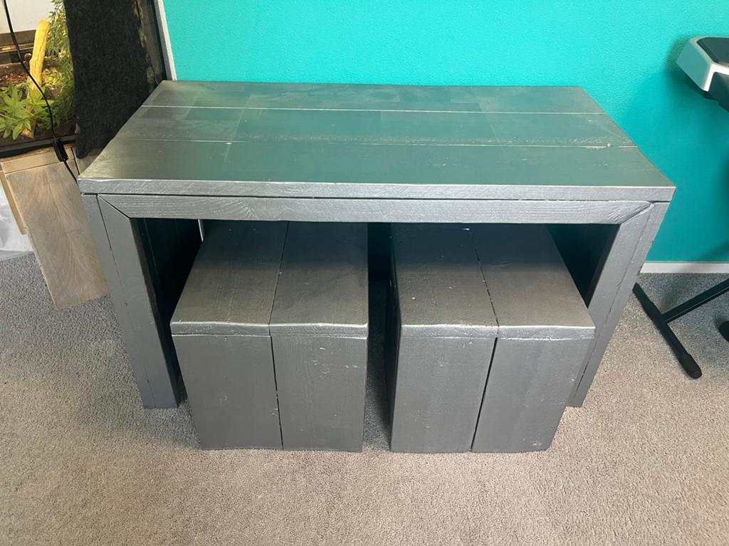 Zilverkleurig stijgerhouten bureau met 2 krukjes, Kinderen en Baby's, Kinderkamer | Tafels en Stoelen, Ophalen, Gebruikt, Tafel(s) en Stoel(en)