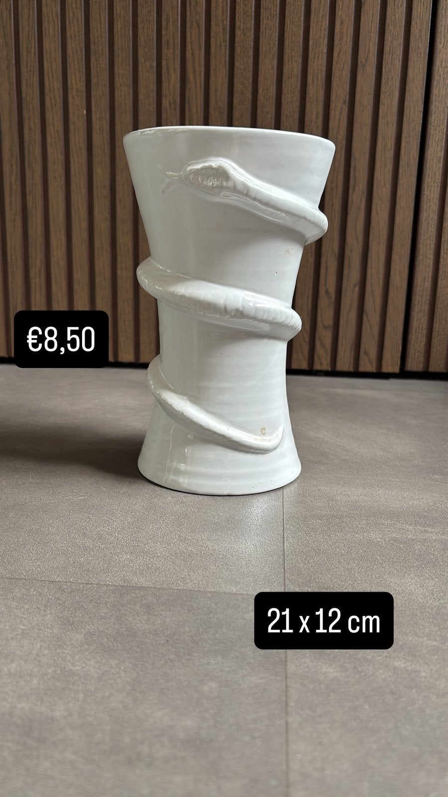 Witte decoratieve vaas met slangendetail, ., Ophalen of Verzenden, Zo goed als nieuw, .