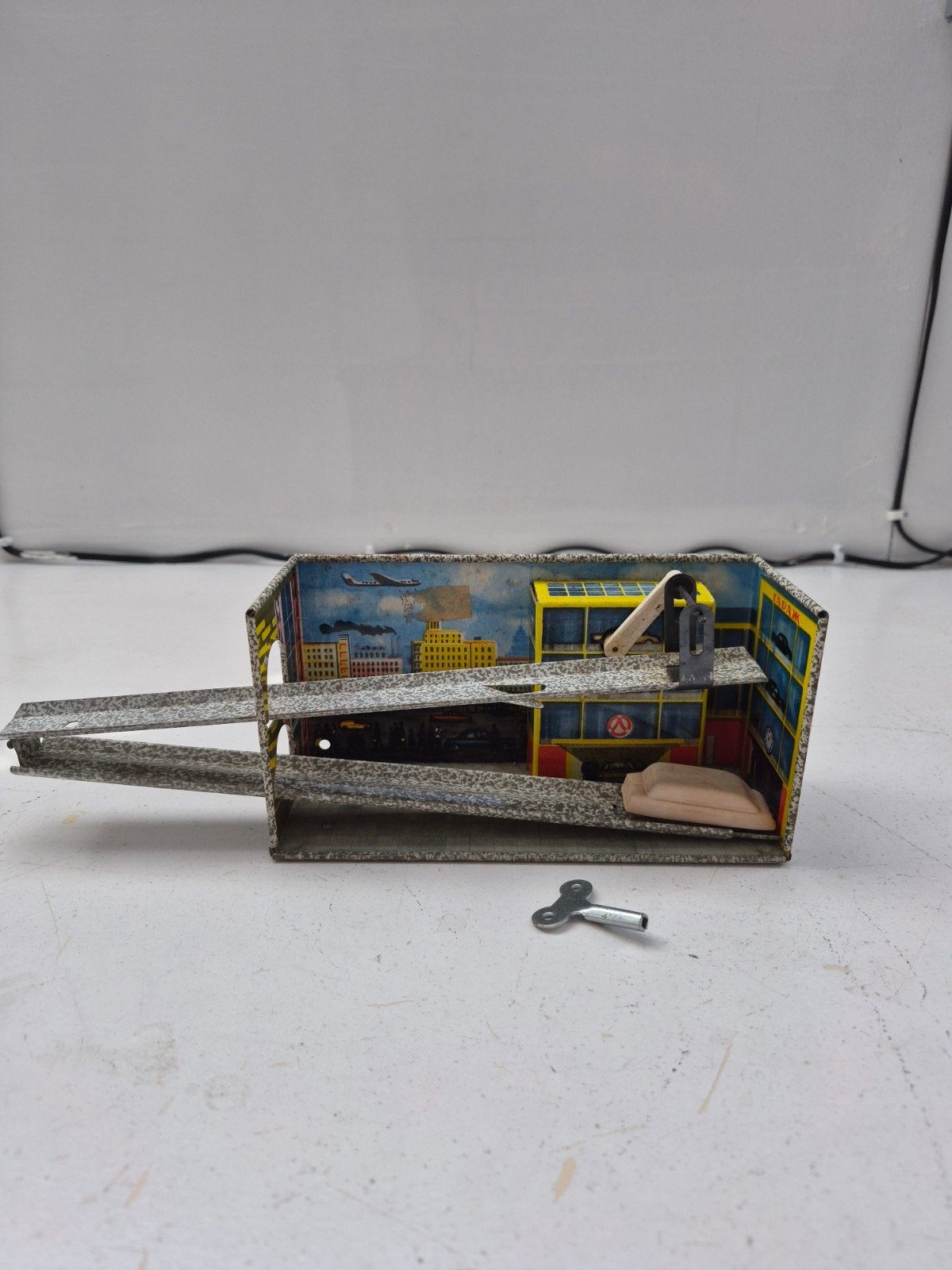 Vintage blikken speelgoedgarage met opwindmechanisme, Ophalen of Verzenden