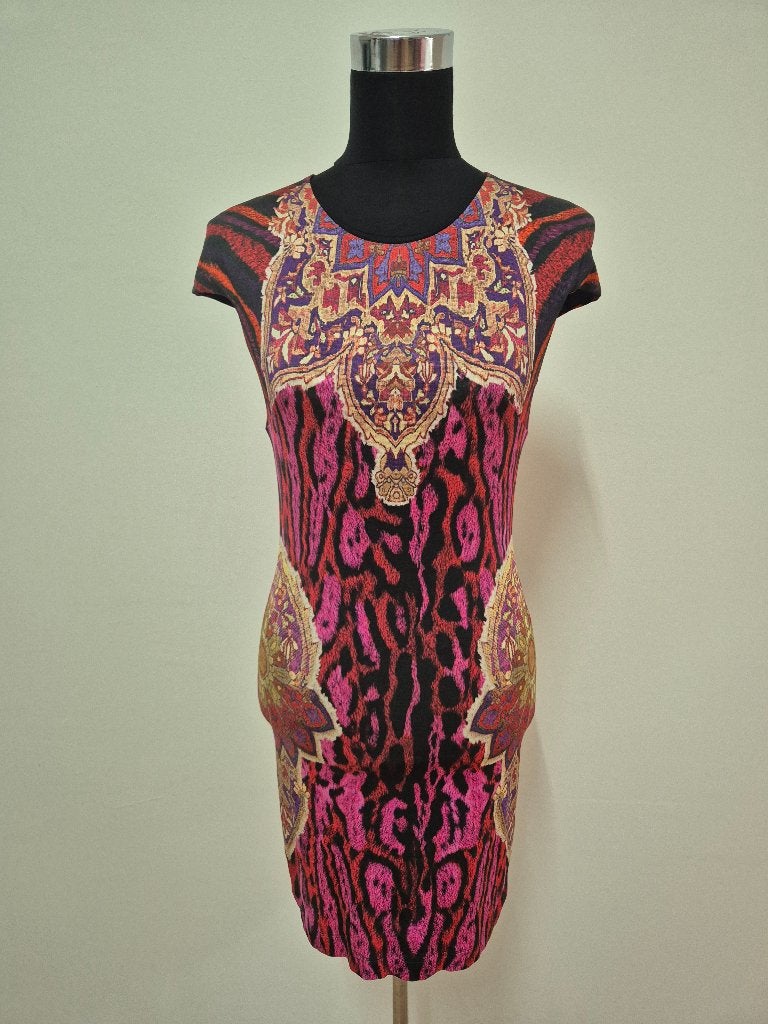 J575 - Wijnrode Just Cavalli jurk maat M valt als S (1), Kleding | Dames, Jurken, Ophalen of Verzenden, Zo goed als nieuw, Maat 38/40 (M)