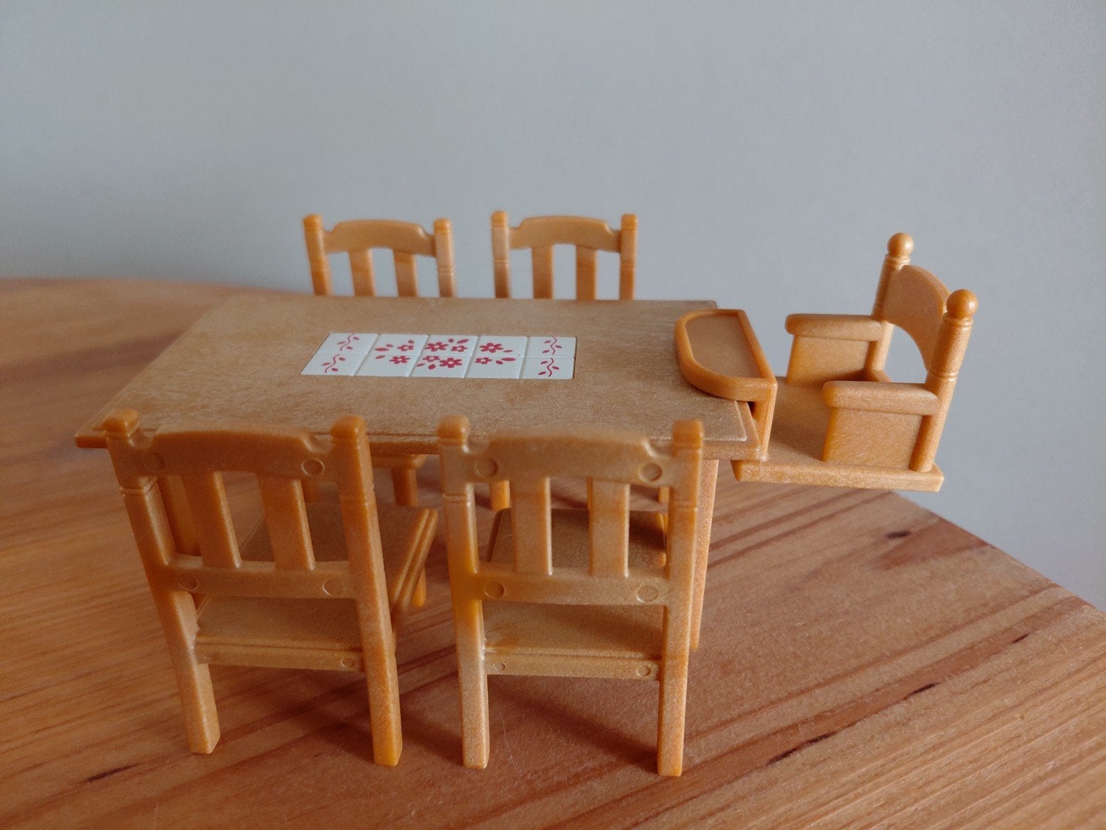 Sylvanian Families tafel/stoelen/kinderstoel compleet, Verzamelen, Ophalen of Verzenden, Zo goed als nieuw, Poppenhuis