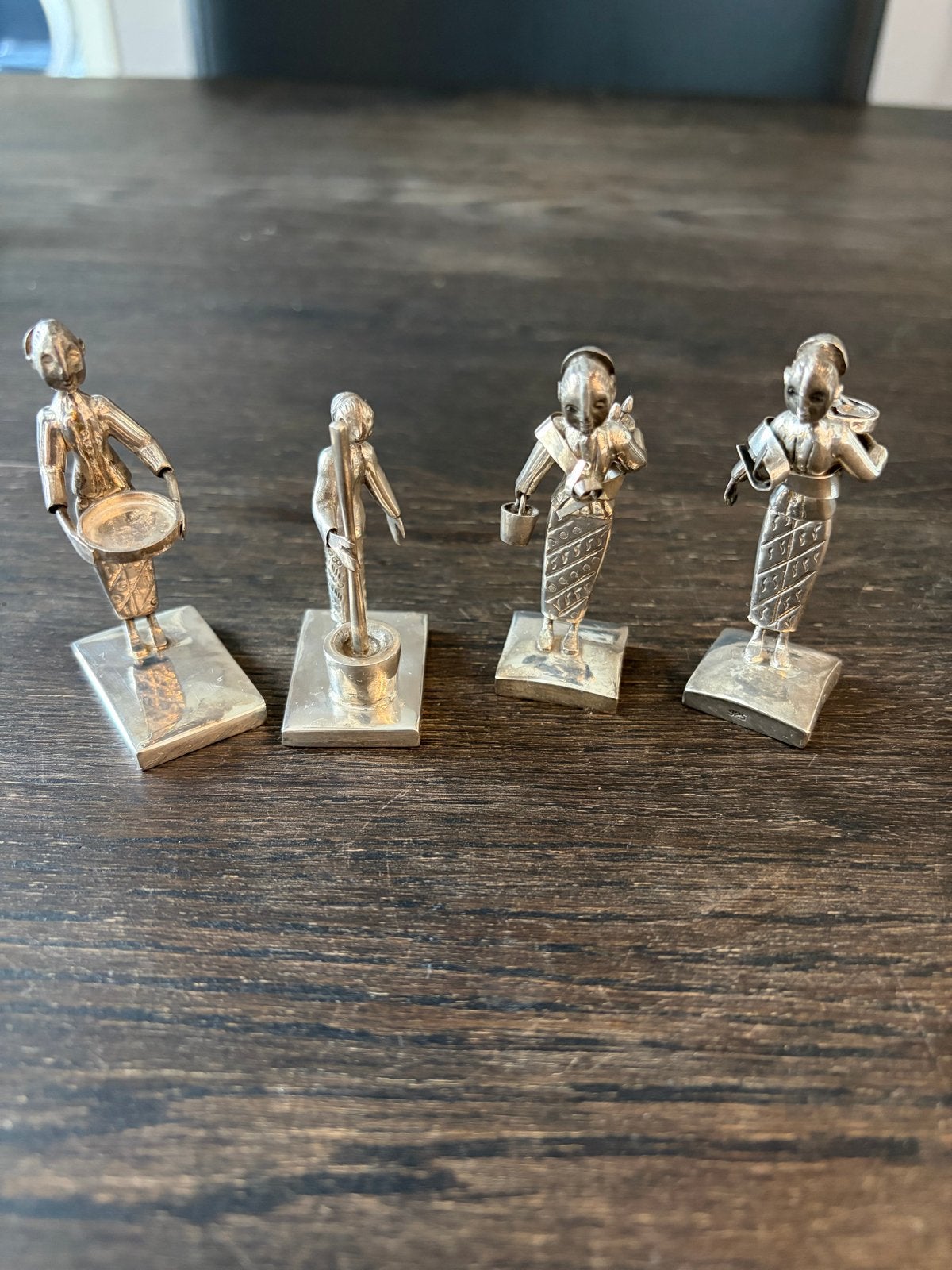 Set van 4 zilveren miniatuur beeldjes van vrouwen, Antiek en Kunst, Zilver, Minder dan 20 cm, Ophalen of Verzenden, Handgemaakt