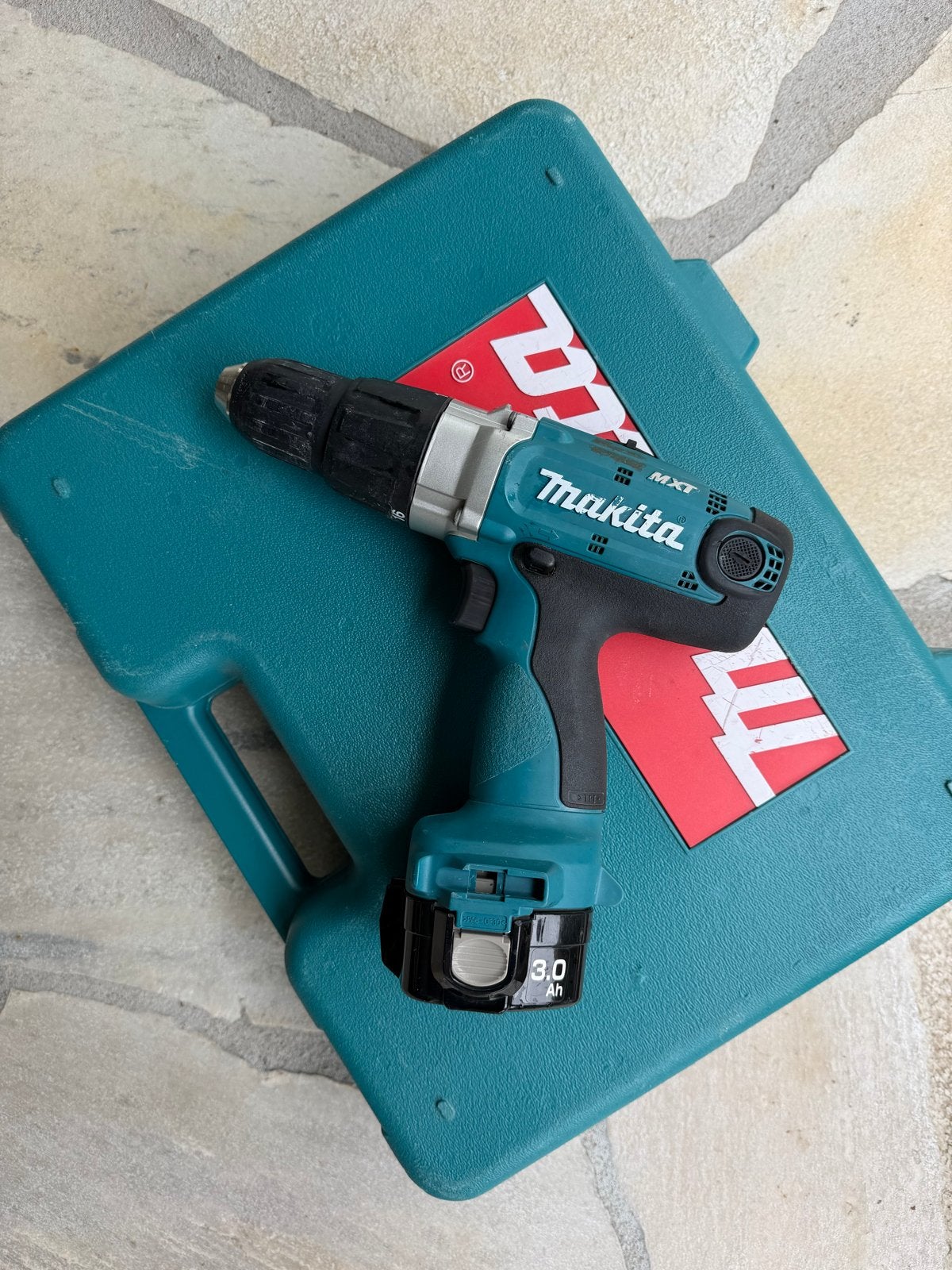 Makita 8414DWFE Boormachine met koffer (accu's defect), Boormachine, Gebruikt, Ophalen of Verzenden, Minder dan 400 watt