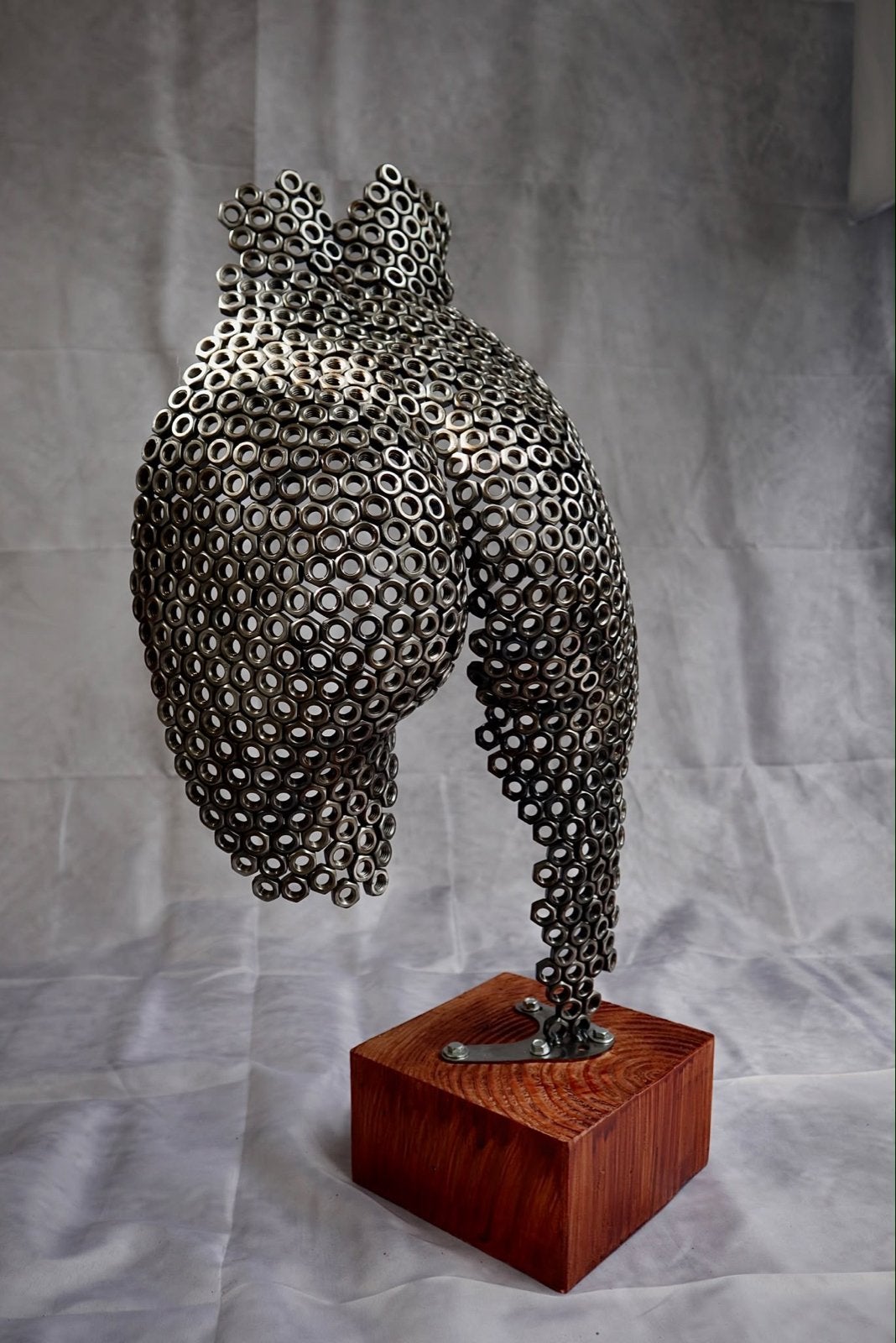 Metalen sculptuur 'Vrouwenbillen' op houten sokkel, Zilver, Ophalen of Verzenden, Handgemaakt, 20 - 50 cm