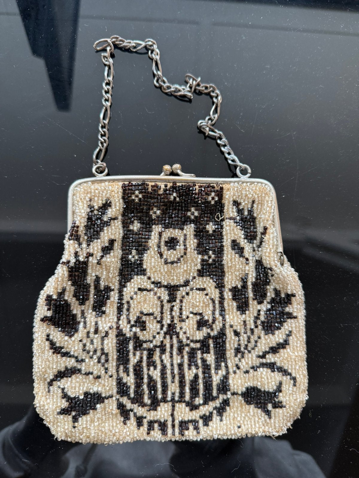 Antiek kralenbeursje Art Deco – zwart/crème – metalen beugel, Ophalen of Verzenden