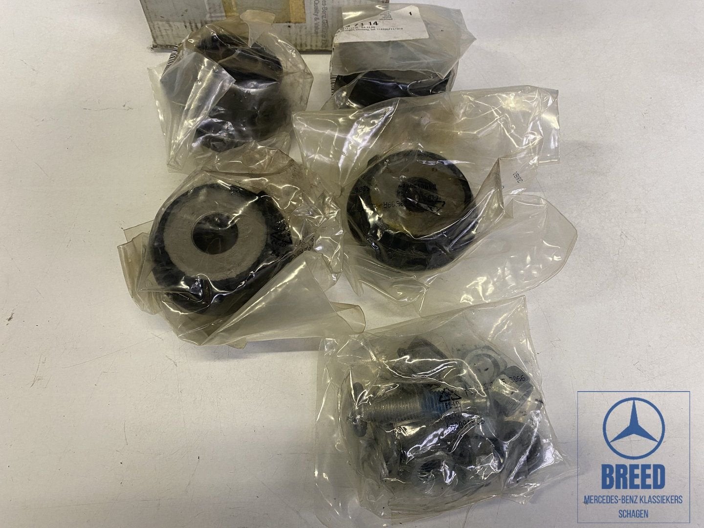 NOS rubberset draagarm voor Mercedes-Benz W210 E50 AMG, -, Nieuw, Ophalen of Verzenden, -