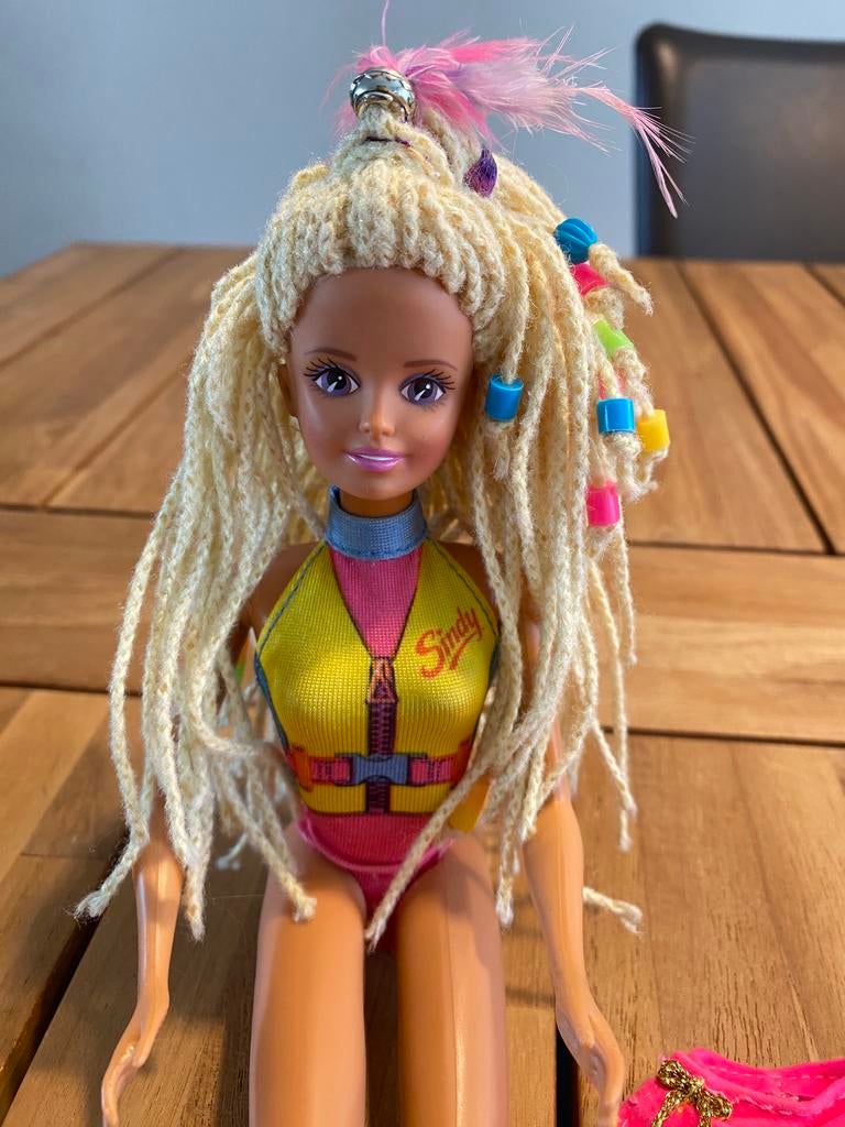 VintageSindy Hasbro Crimp & Bead 1994 met dreadlocks/kralen., Ophalen of Verzenden, Zo goed als nieuw, Overige typen