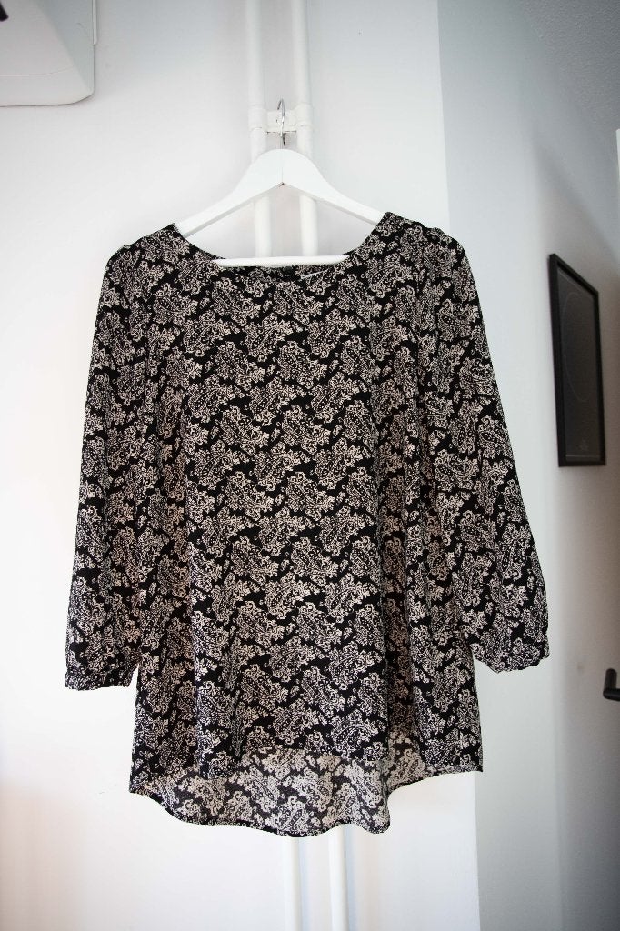 Zwarte blouse beige/grijs patroon Essentiel Antwerp maat 38, Maat 38/40 (M), Zwart, Ophalen of Verzenden, Essentiel Antwerp