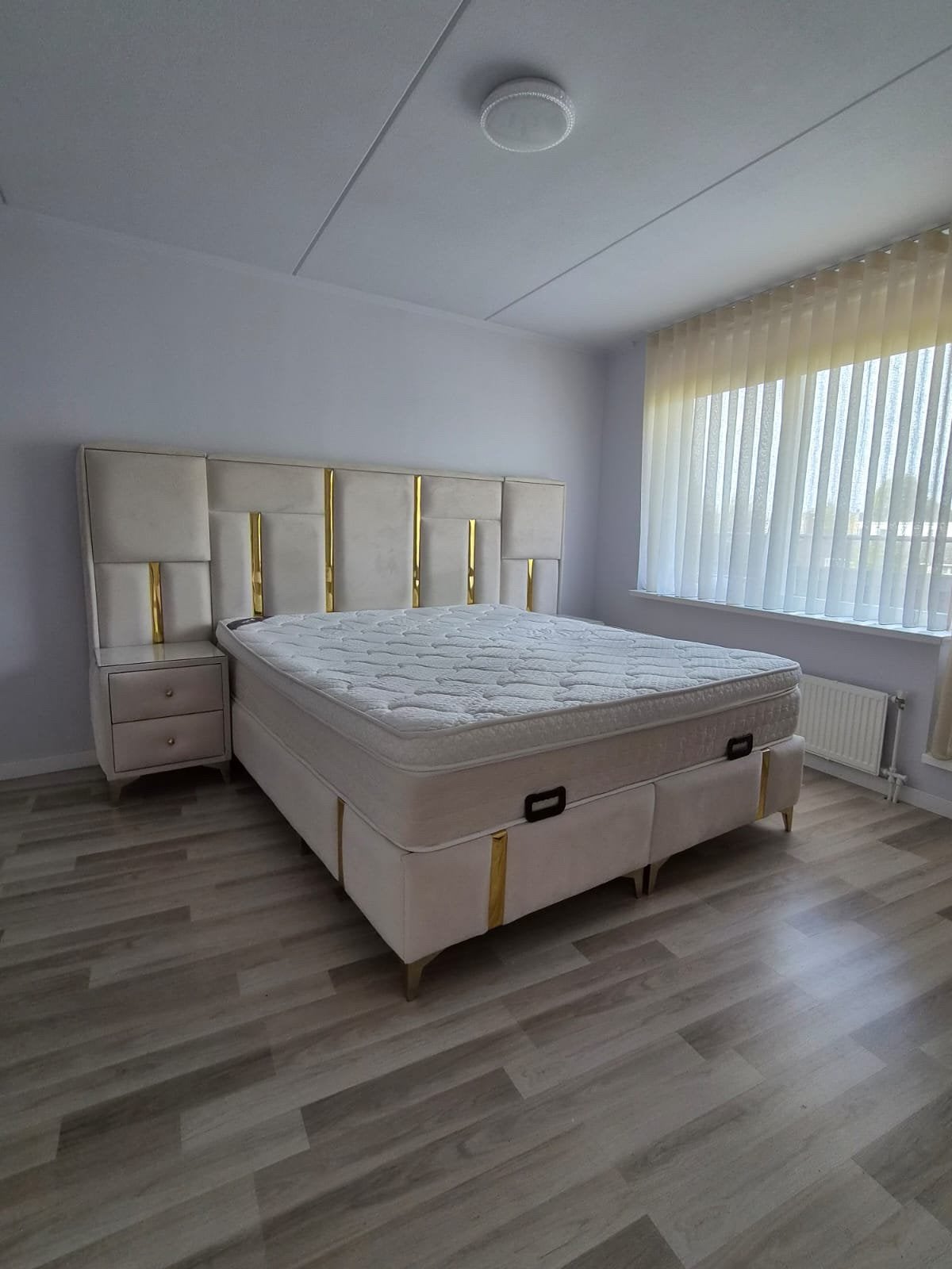 Boxspring bed met dubbele matras en 2 nachtkastjes, Ophalen, 210 cm, Tweepersoons, Zo goed als nieuw