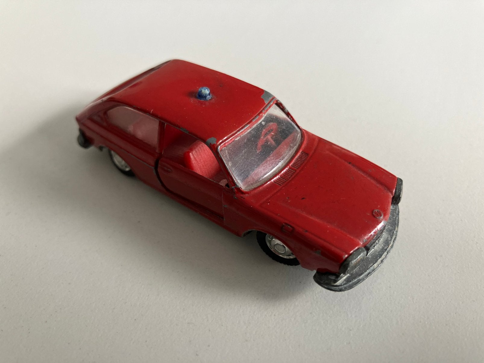 Schuco Volkswagen 411 Brandweer Feuerwehr, Hobby en Vrije tijd, Modelauto's | Overige schalen, Verzenden, Zo goed als nieuw, Auto