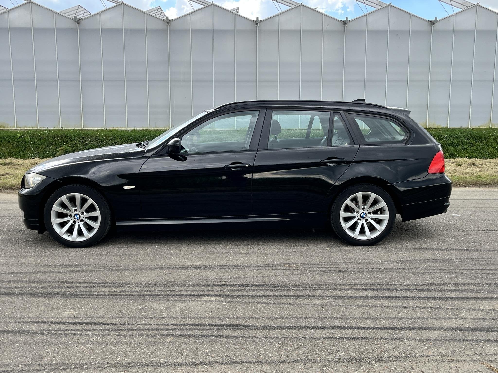 BMW 3-serie Touring 318i Corporate Lease Luxury Line, Auto's, Euro 5, Zwart, 4 cilinders, Zwart