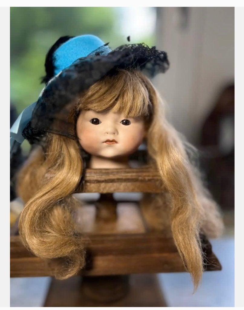 Porselein poppenhoofd met pruik en blauwe hoed, Verzamelen, Ophalen of Verzenden, Zo goed als nieuw, X, Pop