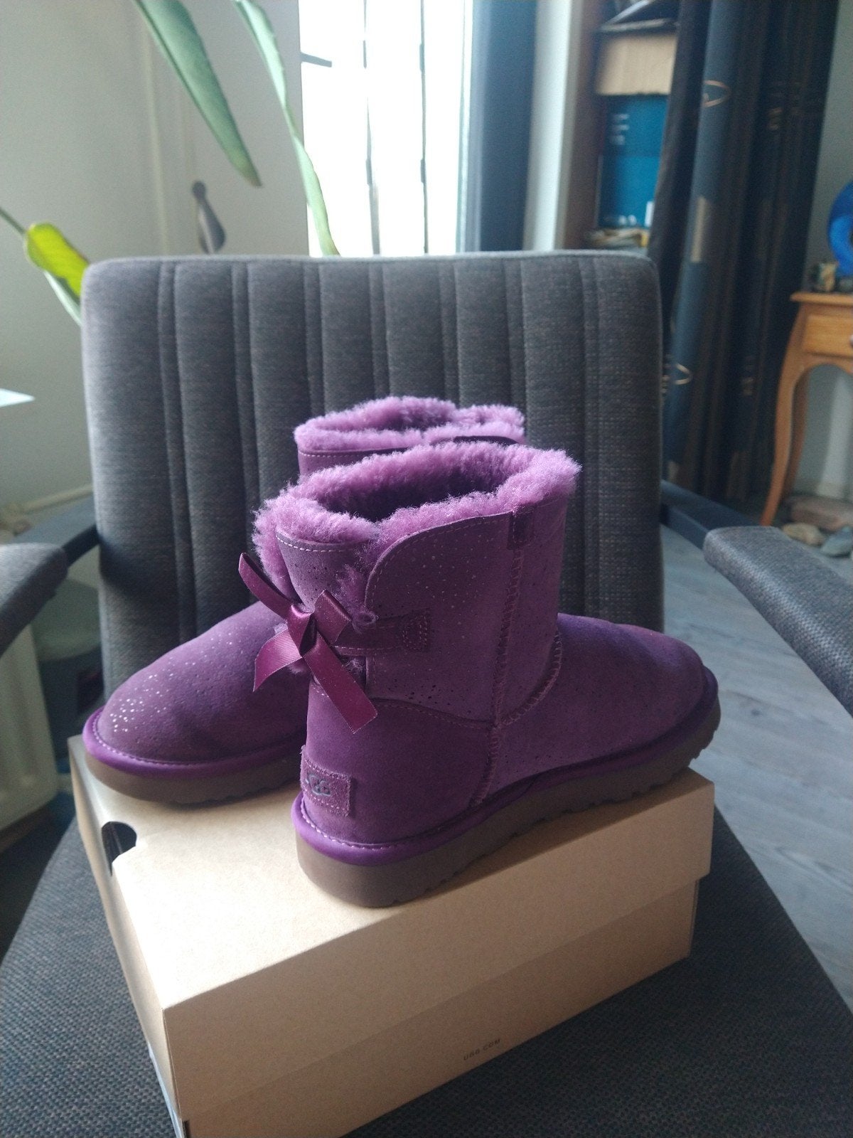 Uggs laarzen paars met strikjes., UGG, Bruin, Lage of Enkellaarzen, Ophalen of Verzenden