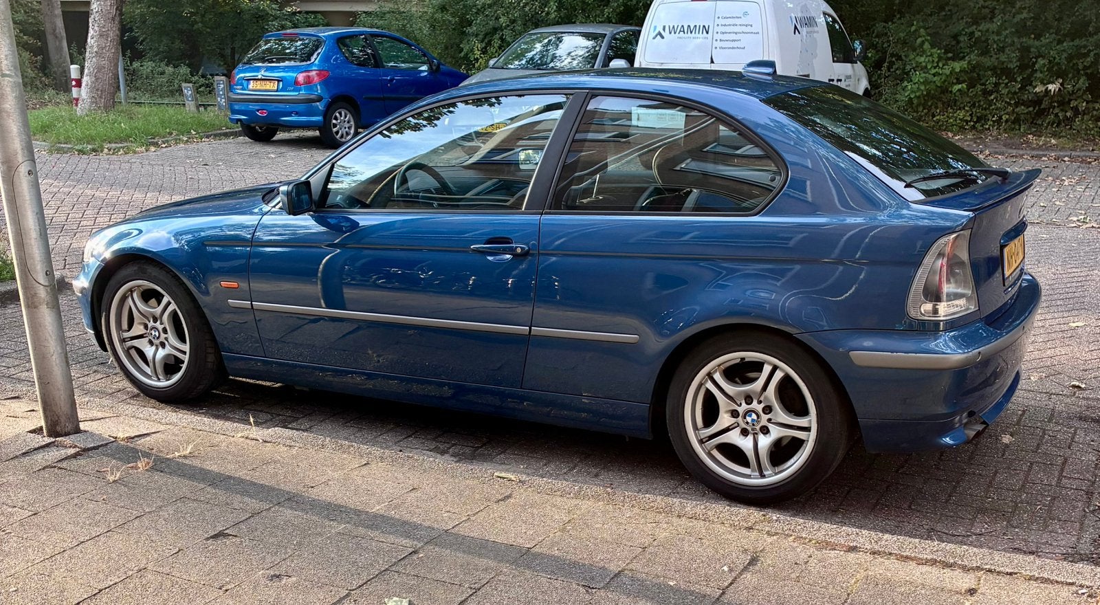 BMW 2001 Blauw 325TI compact 6 cilinder, Auto's, Blauw, Bedrijf, 84 €/maand, 1454 kg