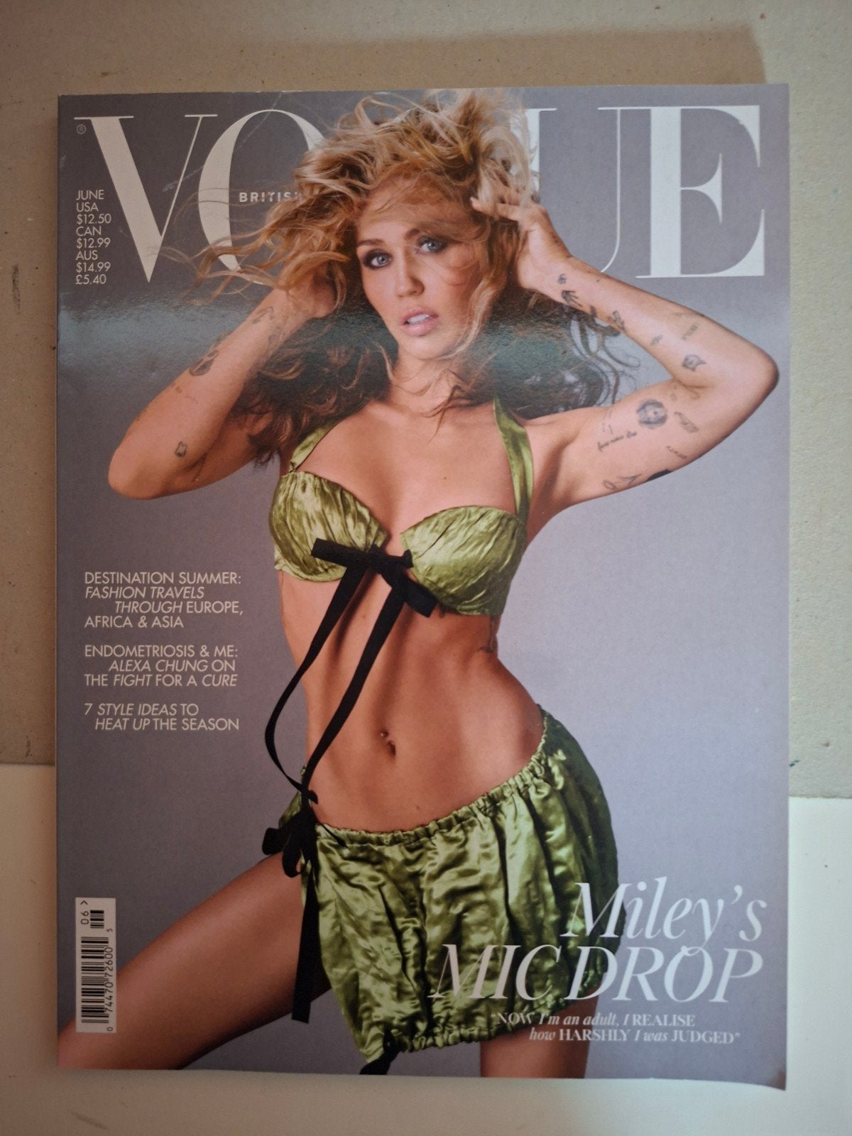 vogue u.k british miley cyrus 2023 fashion magazine, Boeken, Tijdschriften en Kranten, Verzenden, Zo goed als nieuw, Glossy