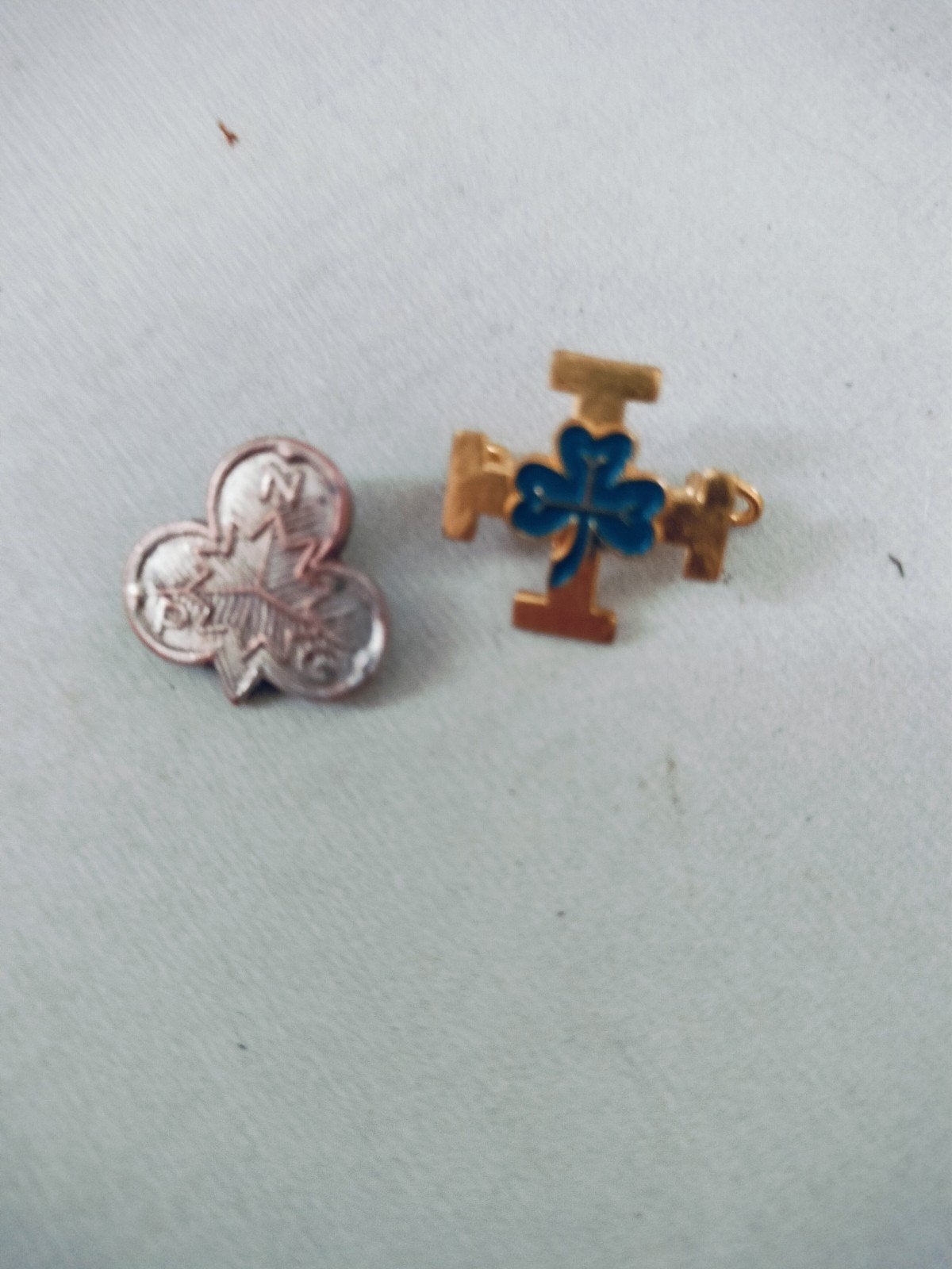 twee oude scouting pins., Verzamelen, Ophalen of Verzenden, Gebruikt, Embleem, Speld of Insigne