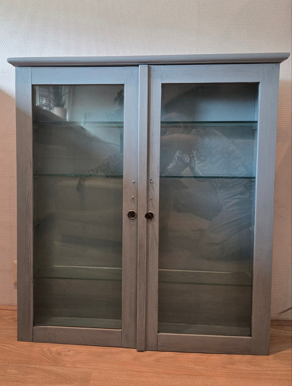 Vintage Vitrinekast - Grijs Blauw Hout met Glazen Deuren, Huis en Inrichting, Ophalen, Vintage, Overige houtsoorten, 50 tot 100 cm