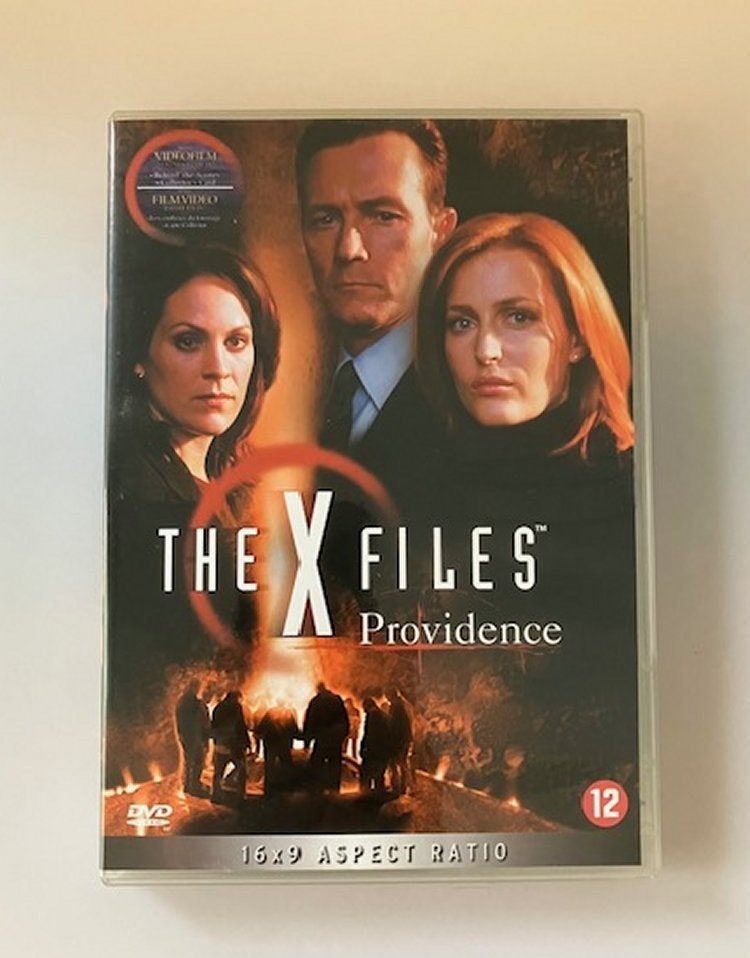The X Files Providence + 2 Brad Folmer collector cards, Vanaf 16 jaar, Ophalen of Verzenden, Zo goed als nieuw, Science Fiction en Fantasy