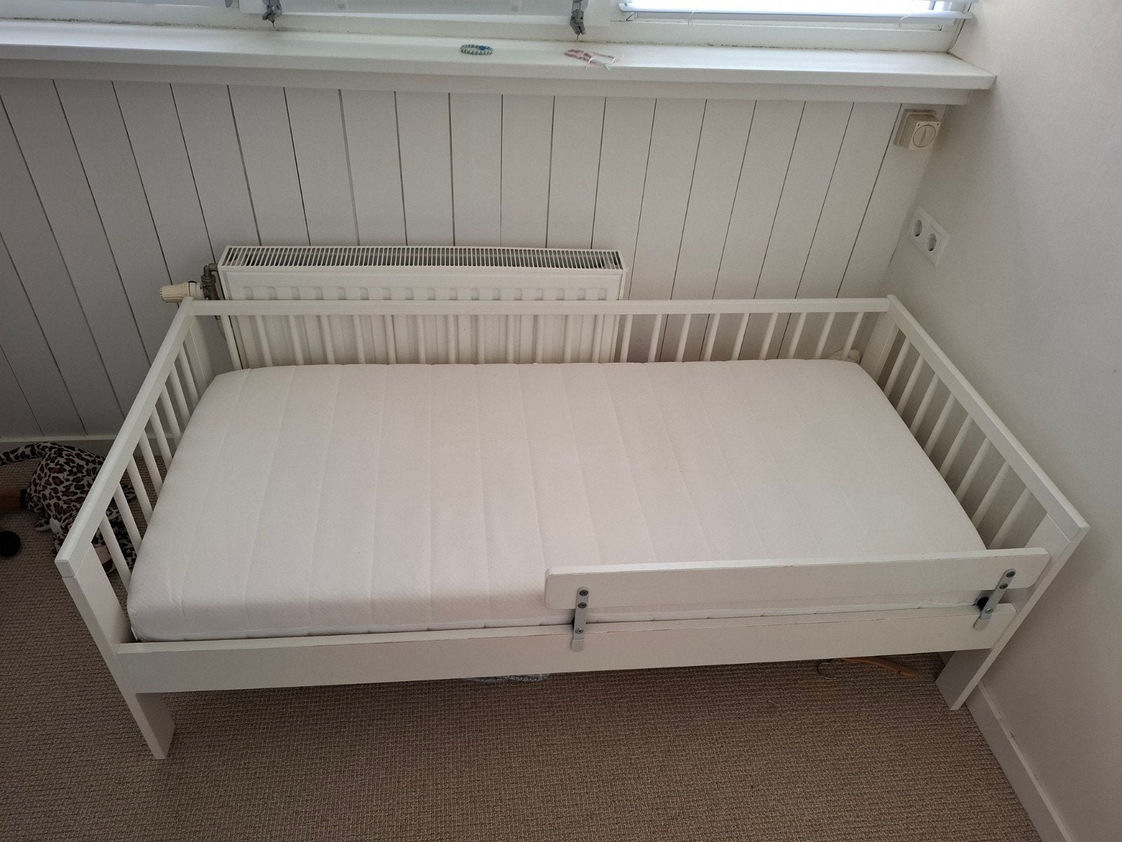 Wit peuterbed met matras en rekje, Ophalen, Gebruikt, Ledikant