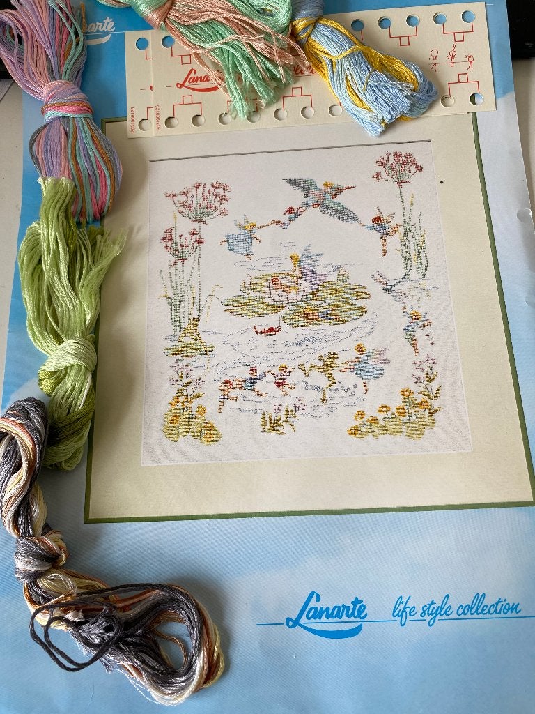LANARTE ELFJES EN KIKKERS MOLLY BRETT, Verzenden, Nieuw, Handborduren, Borduurpakket