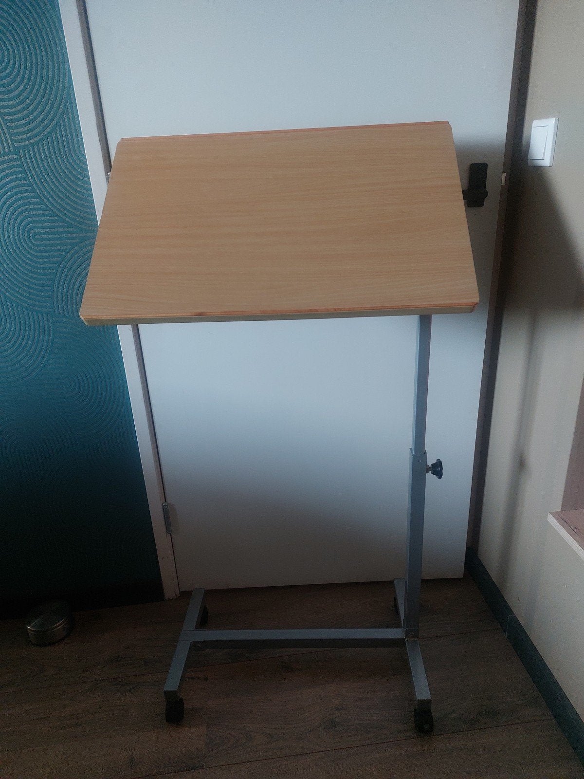 Verrijdbare bijzet/bed tafel met verstelbaar blad, Ophalen, Gebruikt, Modern, functioneel, 55 tot 75 cm