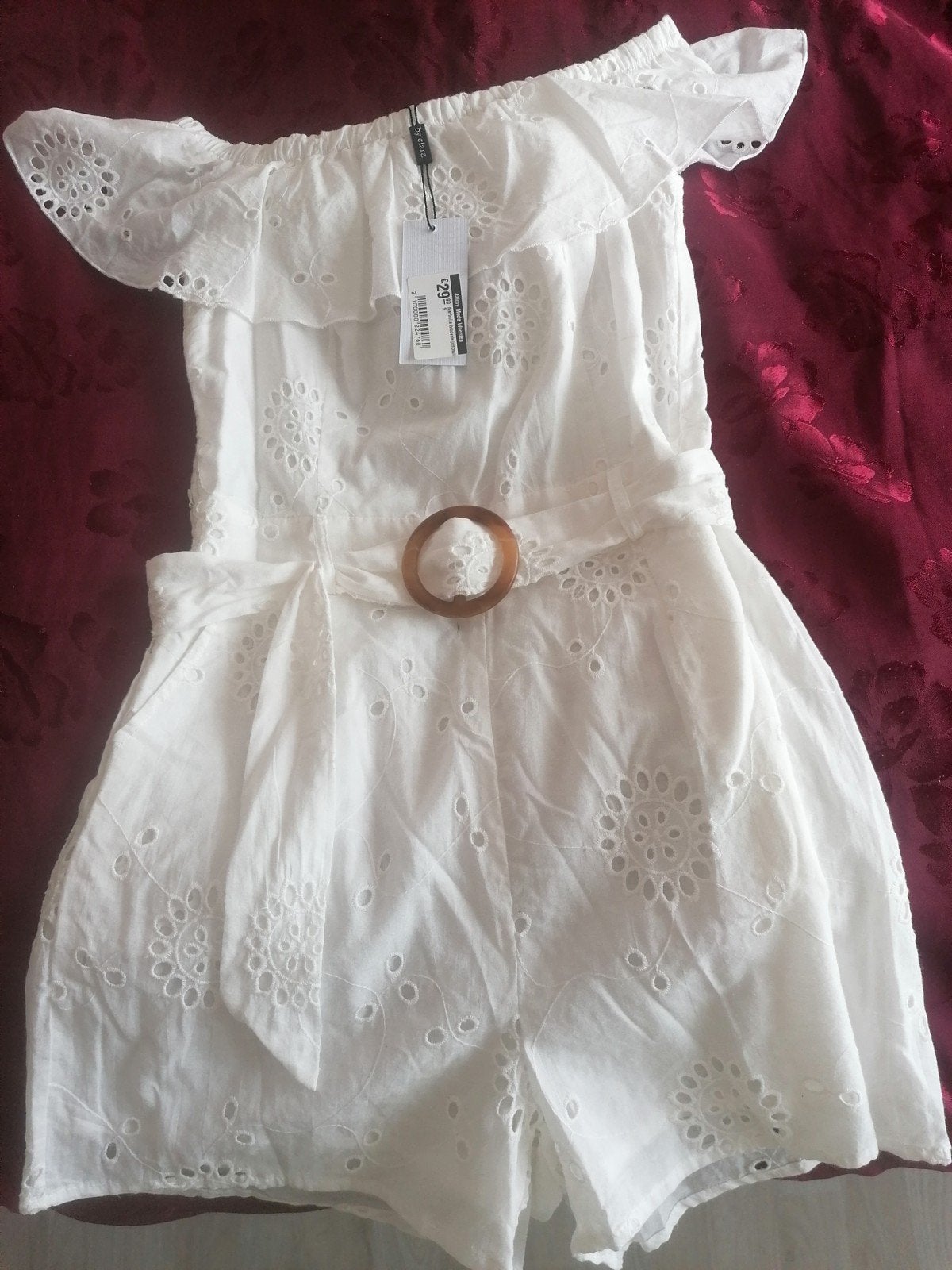 Nieuw Witte Playsuit met Broderie en Riem - By Clara Paris, Wit, Nieuw, Ophalen of Verzenden, Maat 36 (S)