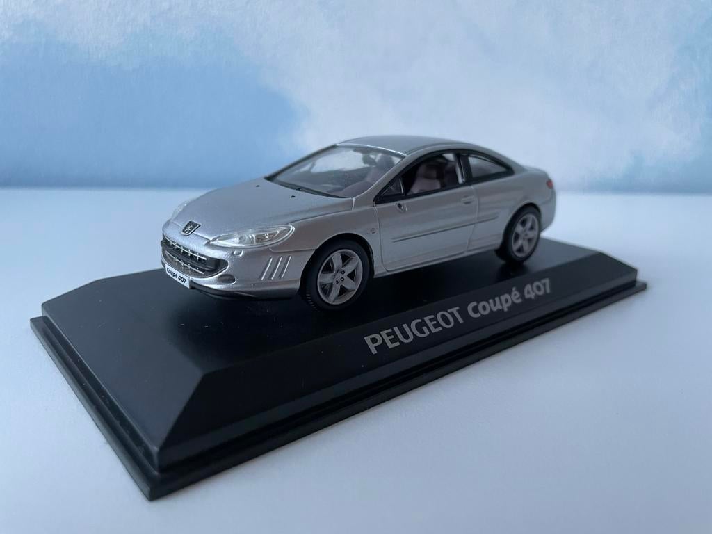 ≥ Norev 1:43 Peugeot 407 Coupé lichtgrijs metallic — Modelauto's