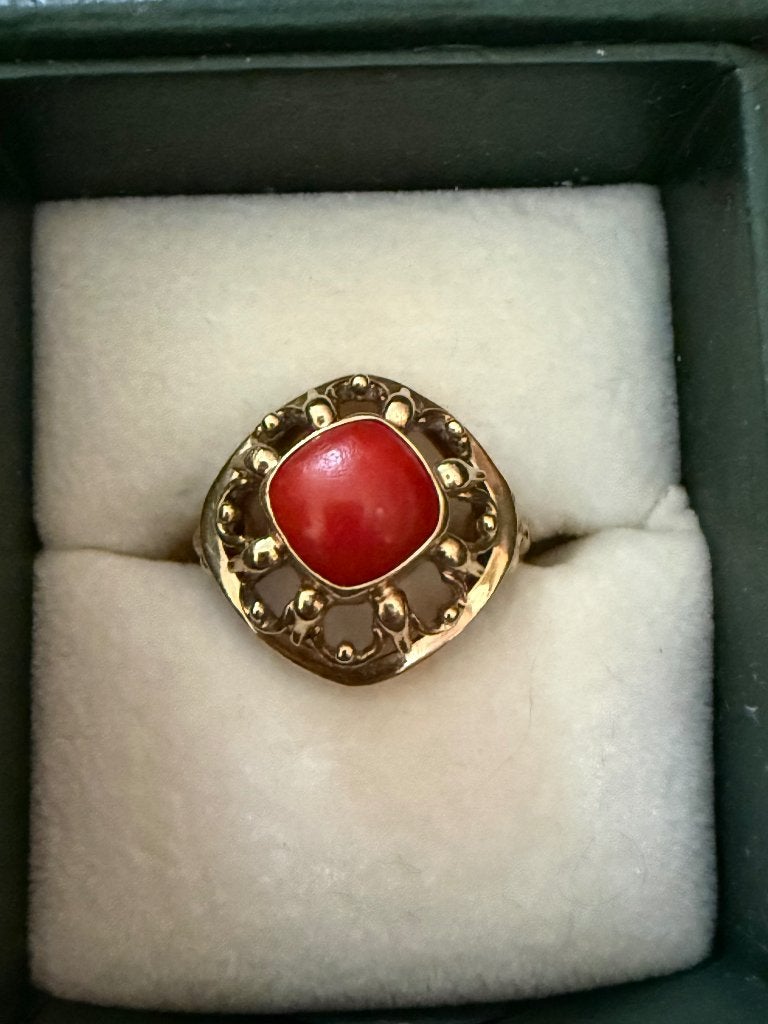 Gouden ring met bloedkoraal, Sieraden, Tassen en Uiterlijk, Gebruikt, 19 tot 20, Ophalen of Verzenden, Met edelsteen