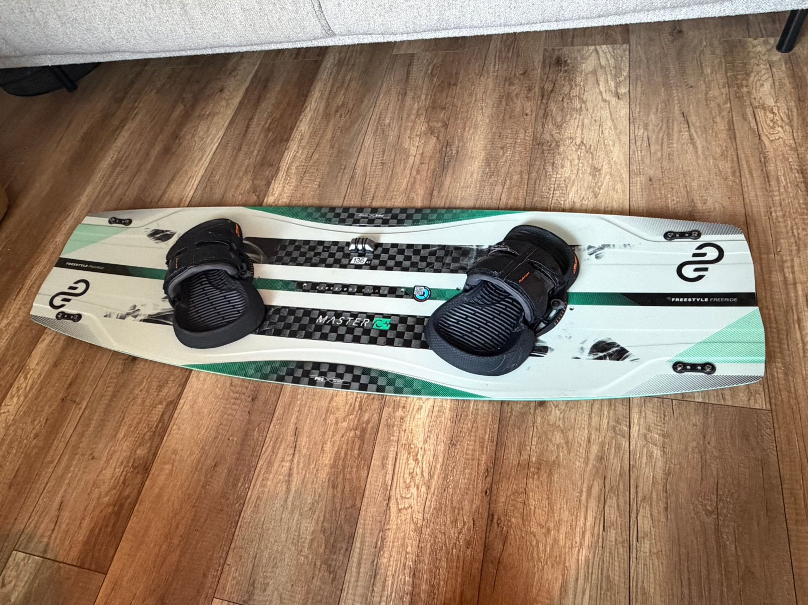 Eleveight Master C+ 136cm carbon twintip, Watersport en Boten, Kitesurfen, Ophalen, Twintip, Kiteboard, Zo goed als nieuw