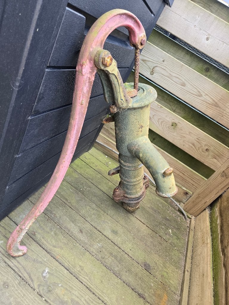 Antieke gietijzeren zwengelpomp / handpomp (Decoratie), Tuin en Terras, Ophalen, Gebruikt