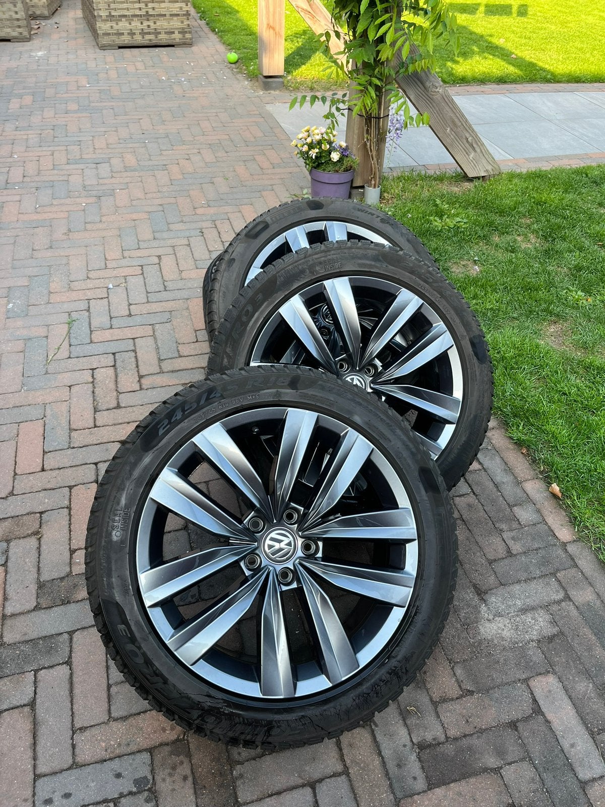 Set van 4 VW Velgen met Pirelli Winterbanden 245/45 R18, Auto-onderdelen, Banden en Velgen, Ophalen, 18 inch, Banden en Velgen