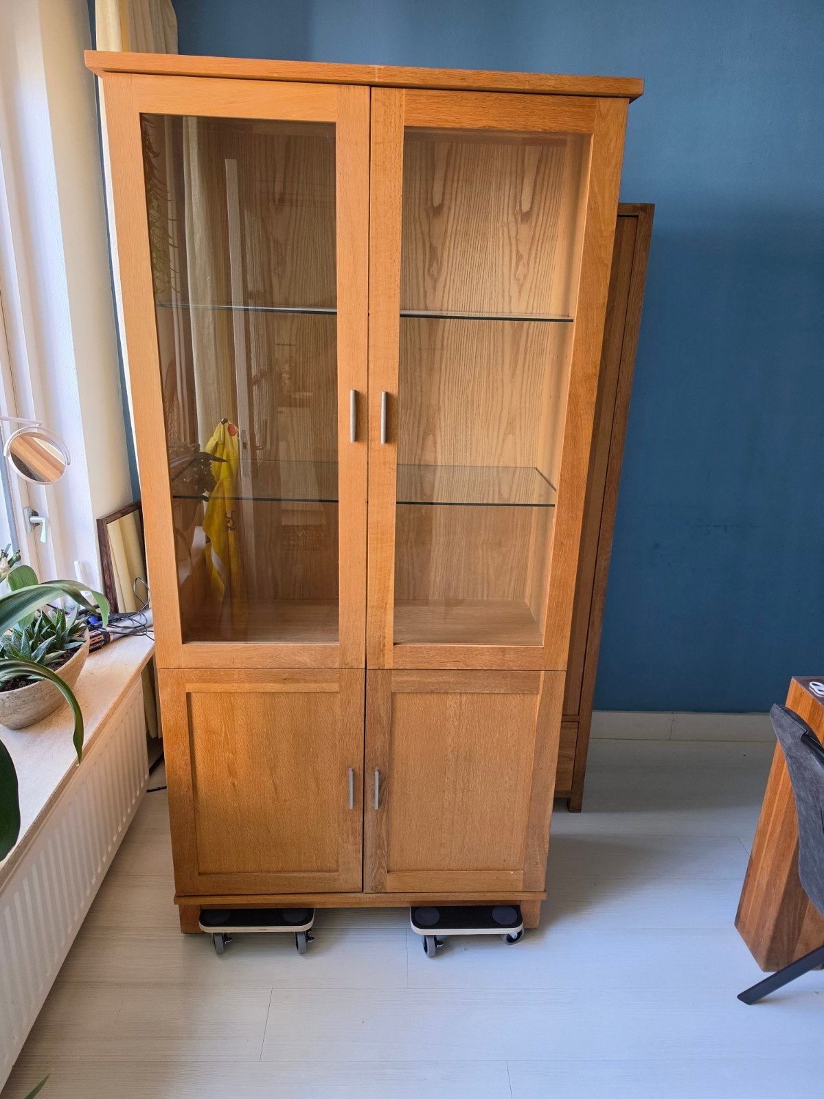 Houten vitrinekast met glazen deuren en planken