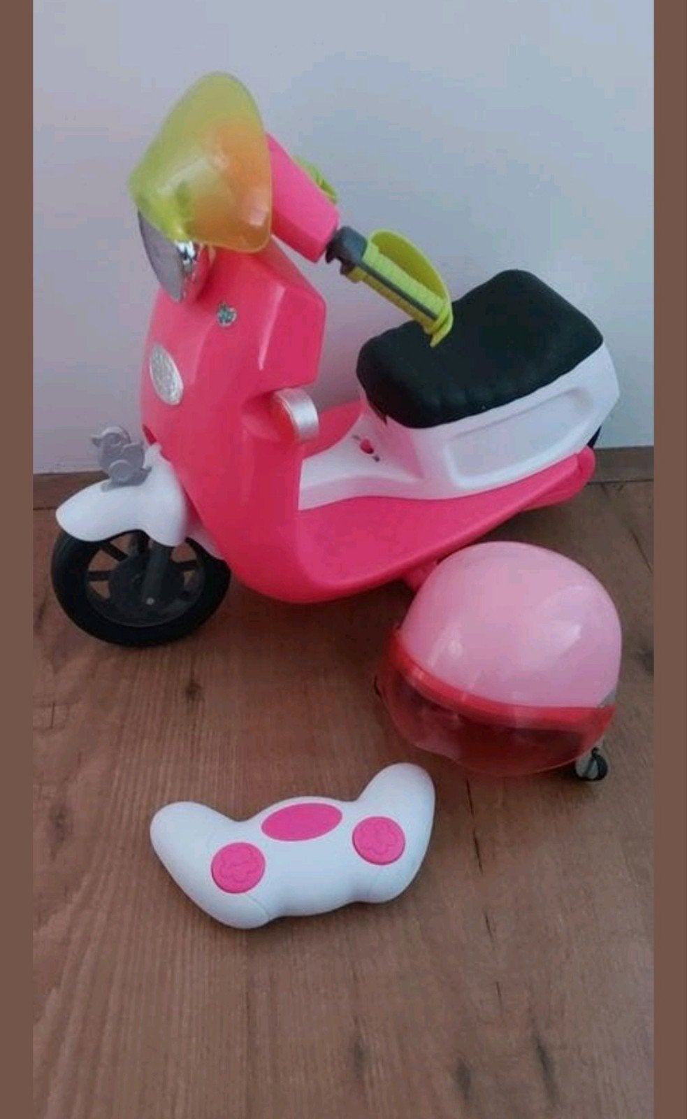 Baby Born scooter met helm en afstandsbediening, Kinderen en Baby's, Speelgoed | Speelgoedvoertuigen, Ophalen of Verzenden, Zo goed als nieuw