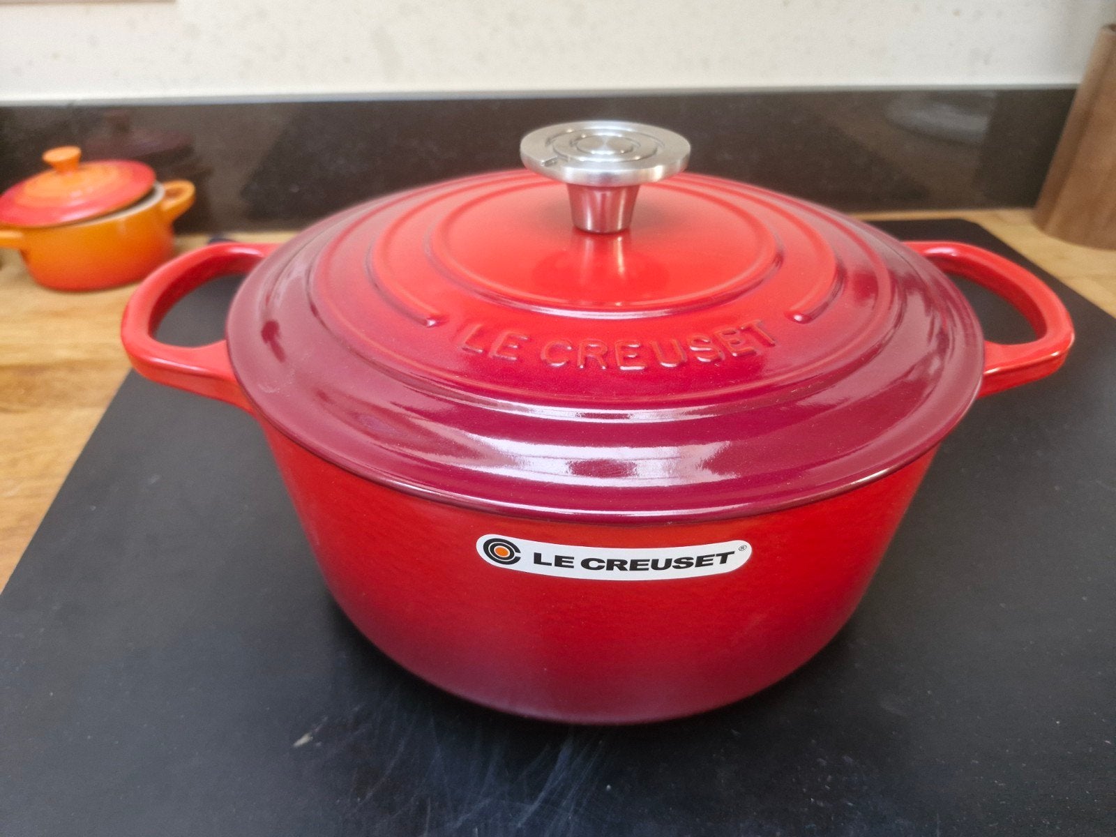 Le Creuset Braadpan 24cm 'Kersenrood' met crucible knop, PFAS-vrij, Nieuw, Le Creuset, Ophalen of Verzenden