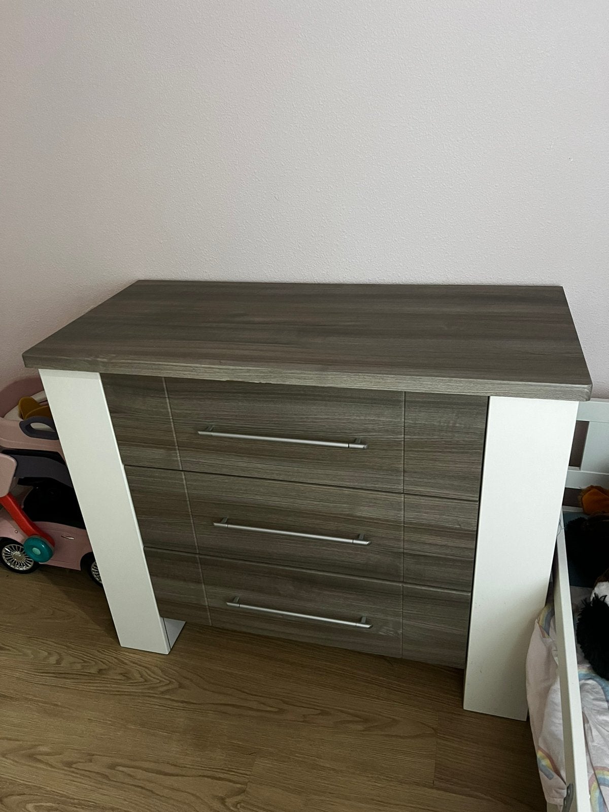 Commode met drie lades en vakjes aan de zijkant