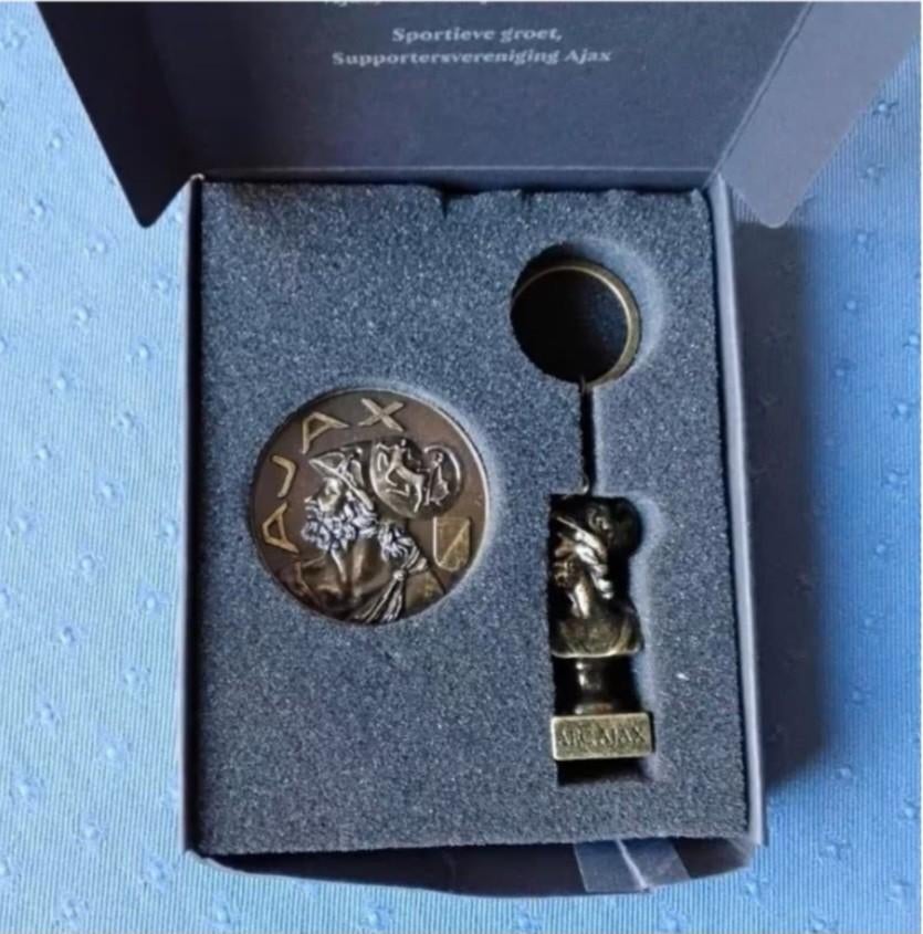 Ajax sleutelhanger en magneet 125 jaar, Ophalen, Nieuw, Ajax, Overige typen