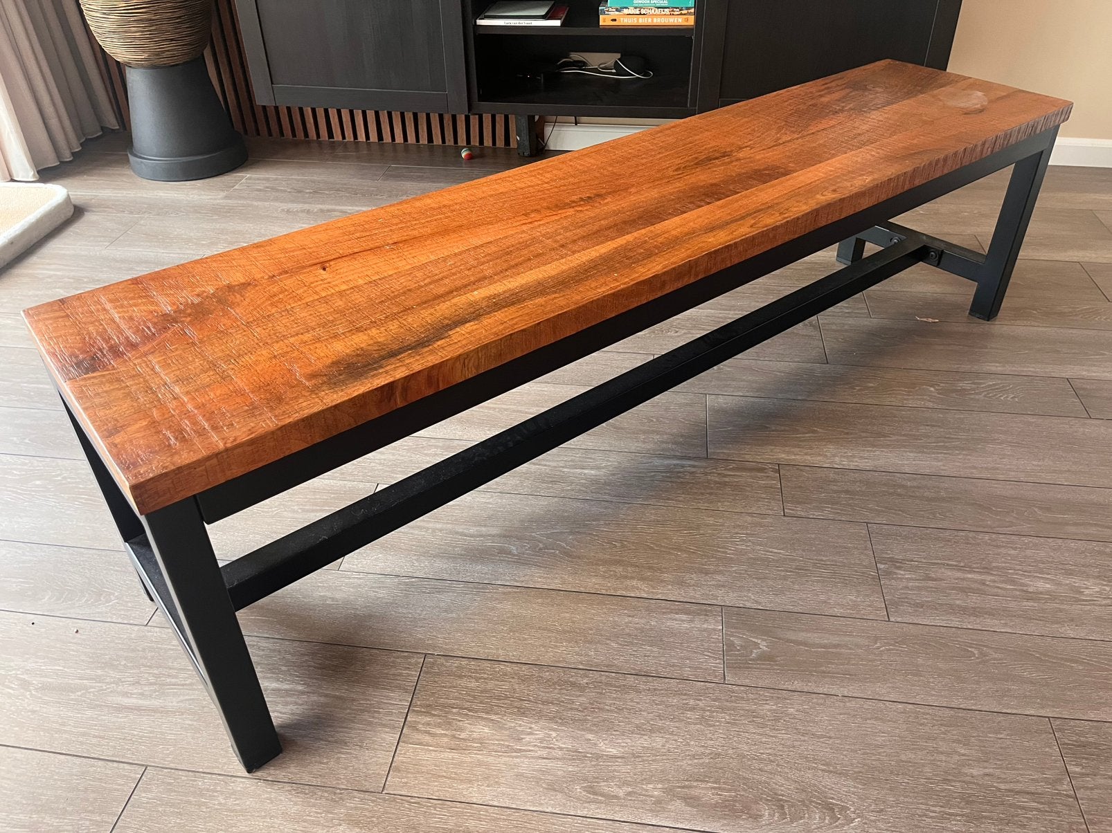 Houten bankje met metalen onderstel, Ophalen, Zo goed als nieuw, 25 tot 50 cm, Rechthoekig
