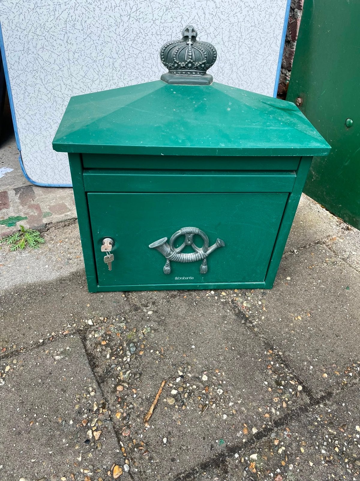 Groene Brabantia brievenbus met kroon, Tuin en Terras, Brievenbussen, Ophalen of Verzenden, Gebruikt, Staal, Wandbrievenbus