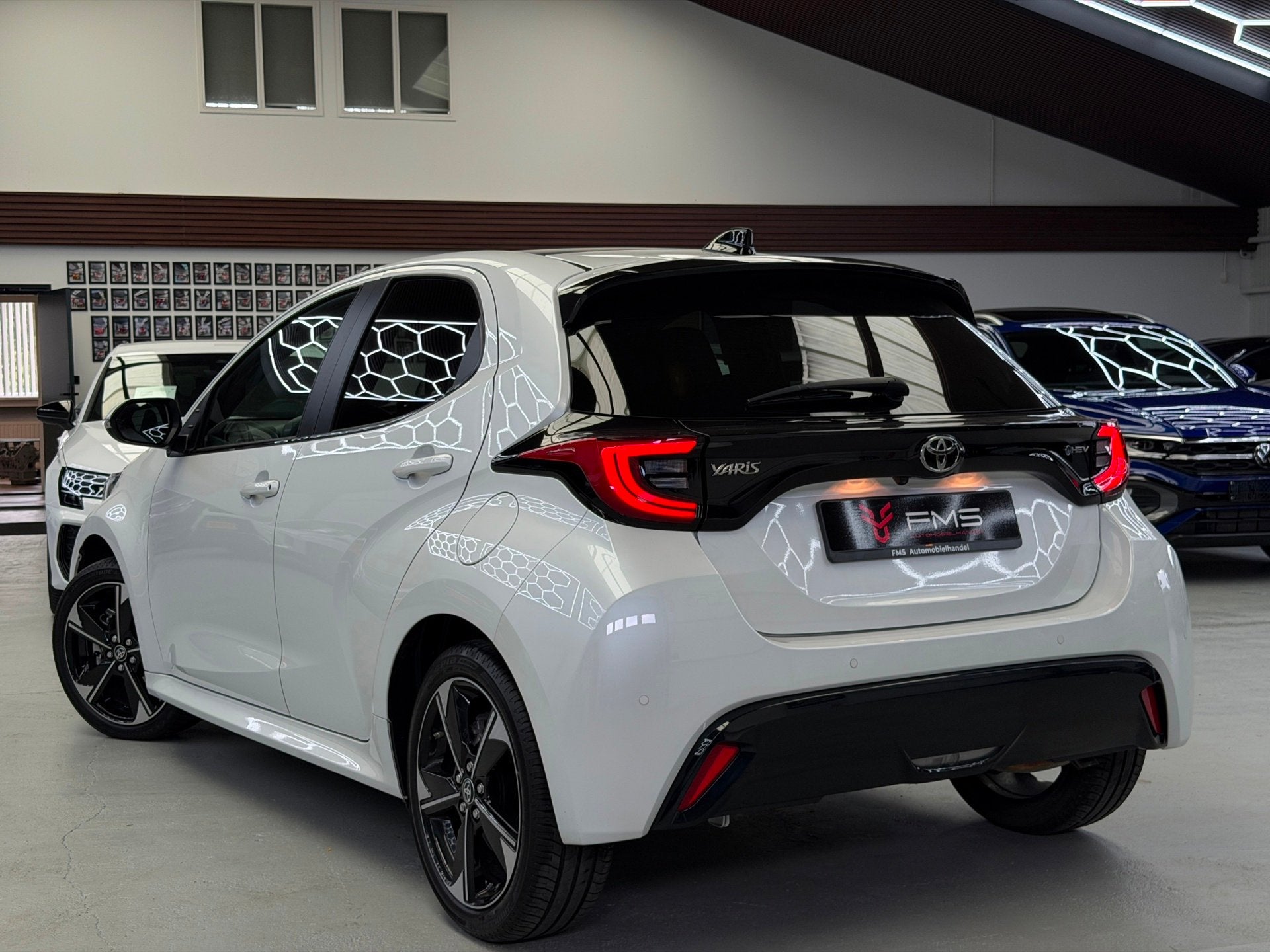 Toyota Yaris 1.5 Hybrid 130 Premiere Edition Panorama CarPla, 450 kg, Gebruikt, Zwart, Wit