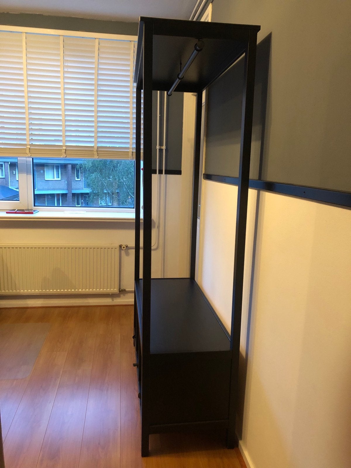 Foto 2 van IKEA HEMNES Open Kledingkast / Halkast Zwartbruin + 3 Manden