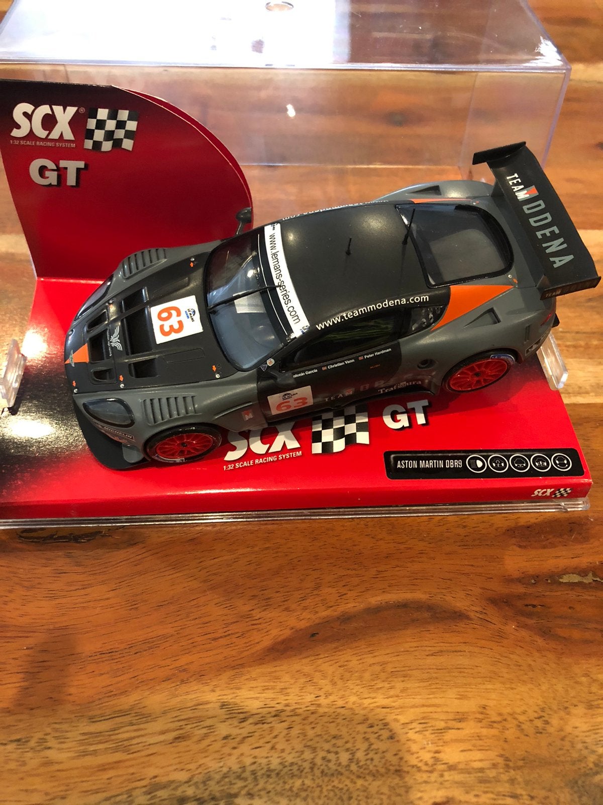 SCX Aston Martin DBR9 no 63, Kinderen en Baby's, Speelgoed | Racebanen, Ophalen of Verzenden, Zo goed als nieuw, Elektrisch, Overige merken