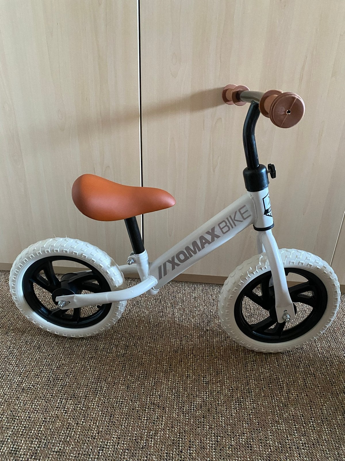 Foto 2 van Nieuwe witte loopfiets - Zadelhoogte max 38 cm
