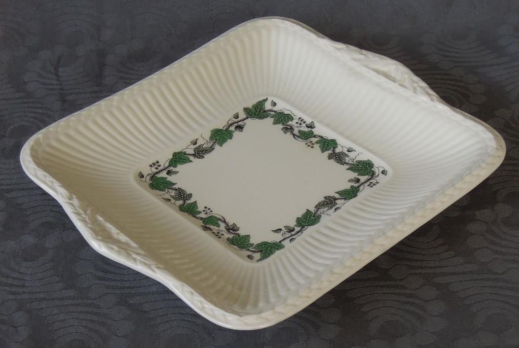 Nr RR42: 1 Vierkante Wedgwood Stratford presenteerschaal, Huis en Inrichting, Keuken | Servies, Wedgwood, Ophalen of Verzenden