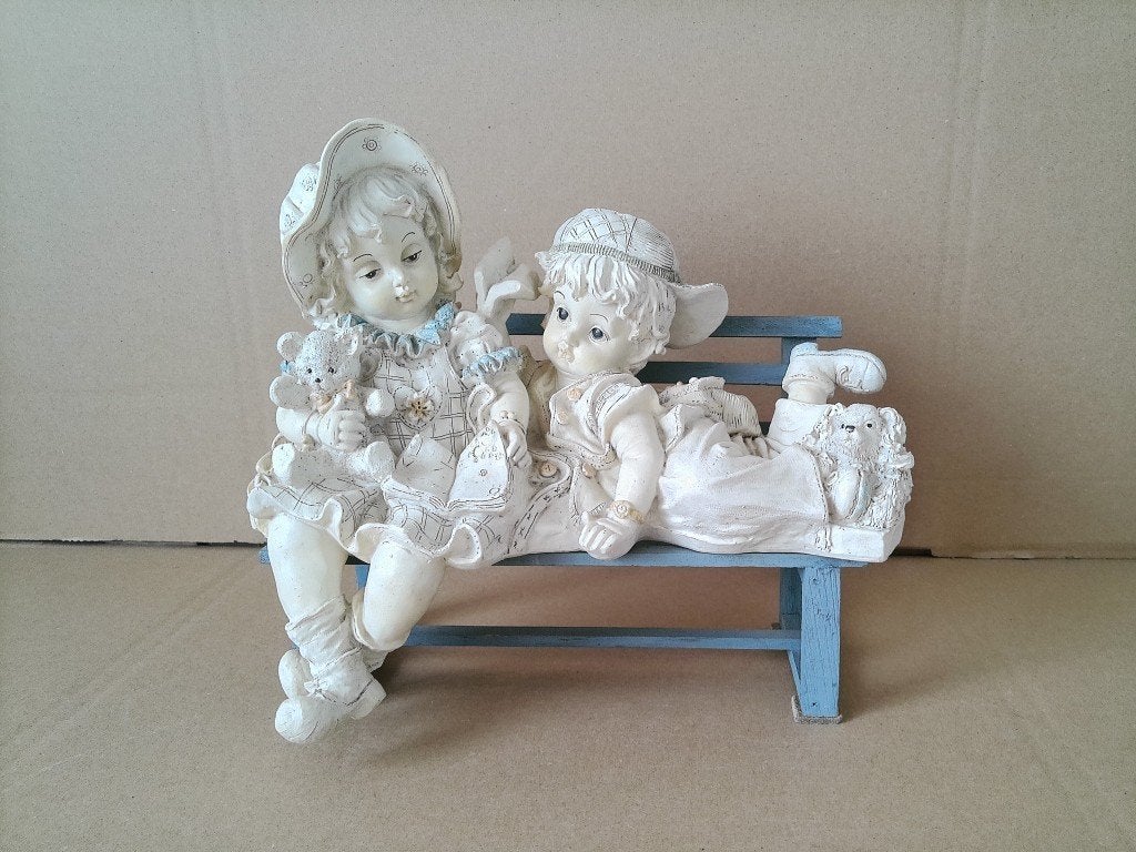 Curiosa beeld jongen en meisje lezend op bank bankje 24cm, Ophalen of Verzenden