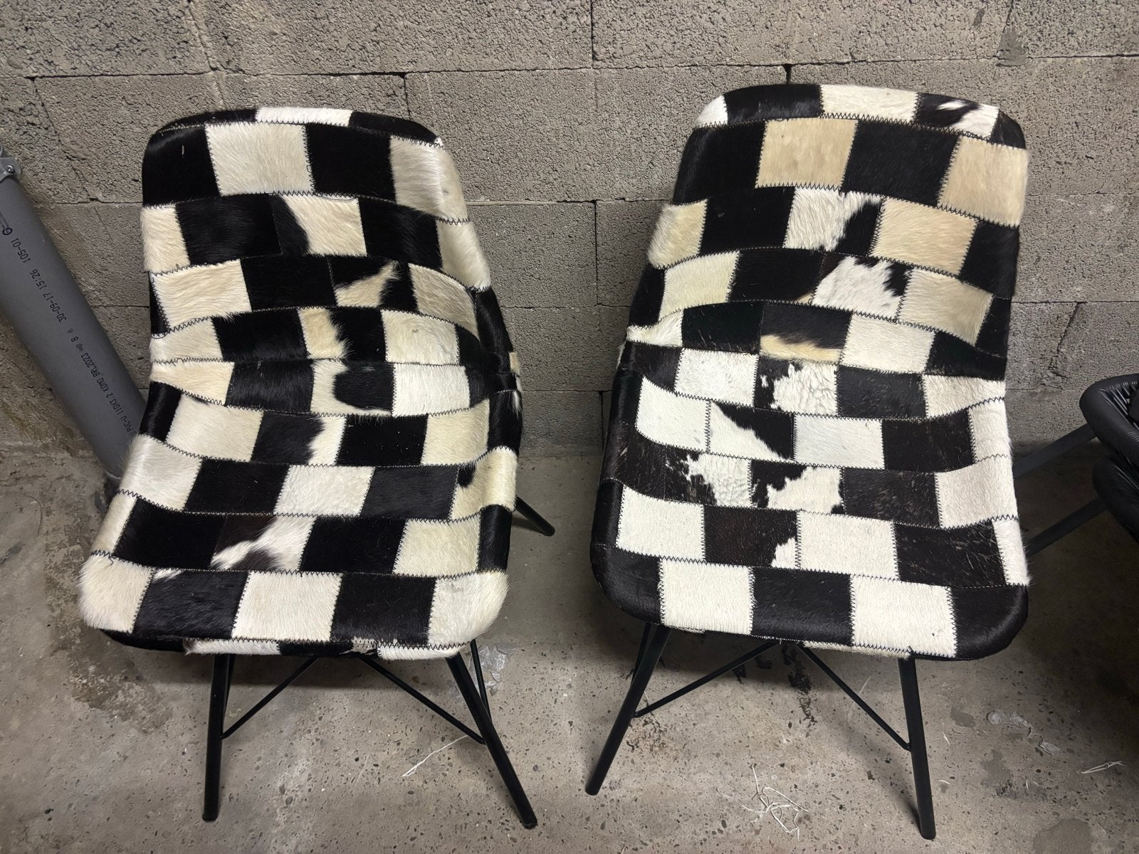 2 Gebruikte stoelen met zwart-wit koeienhuid, Ophalen, Gebruikt, Twee, Zwart