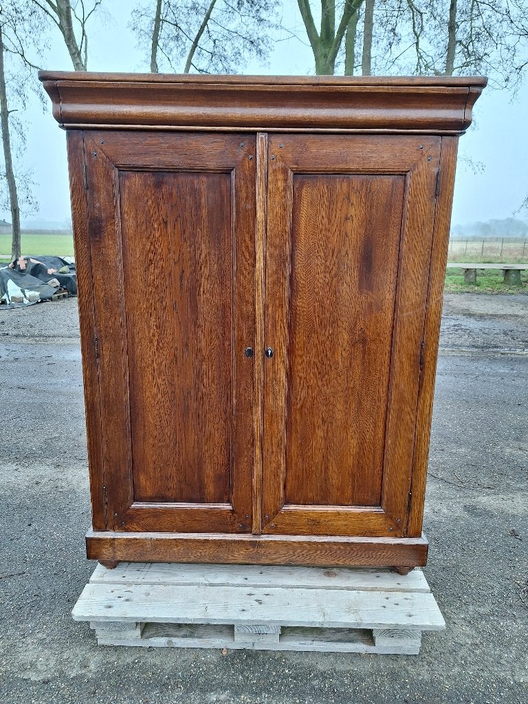 Mooie eiken kast met 2 dichte deuren, 4 laden en 2 plateaus, Ophalen