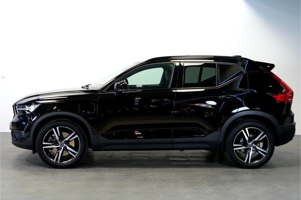 Volvo XC40 1.5 T5 Plug-in Hybrid 193kW/262pk DCT7 R-Design P, Met garantie (alle), Zwart, Hybride Elektrisch/Benzine, 3 cilinders
